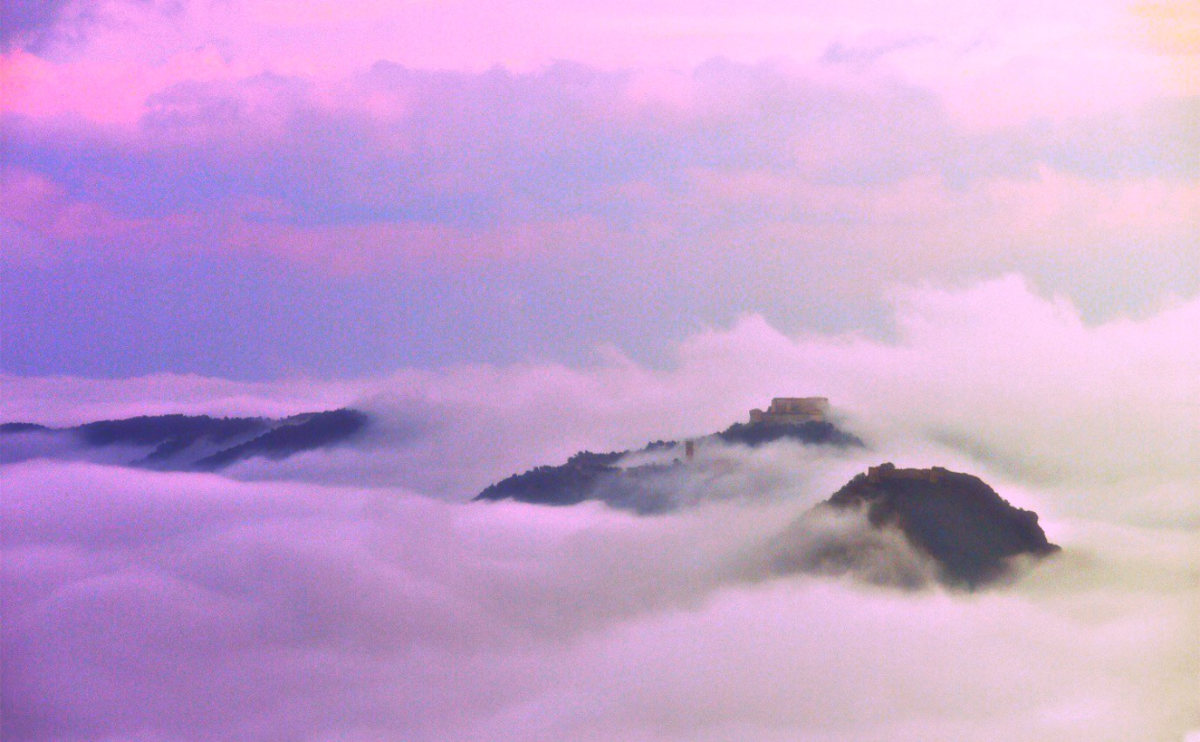Maioletto e la Rocca di San Leo spuntano fra le nuvole in Valmarecchia