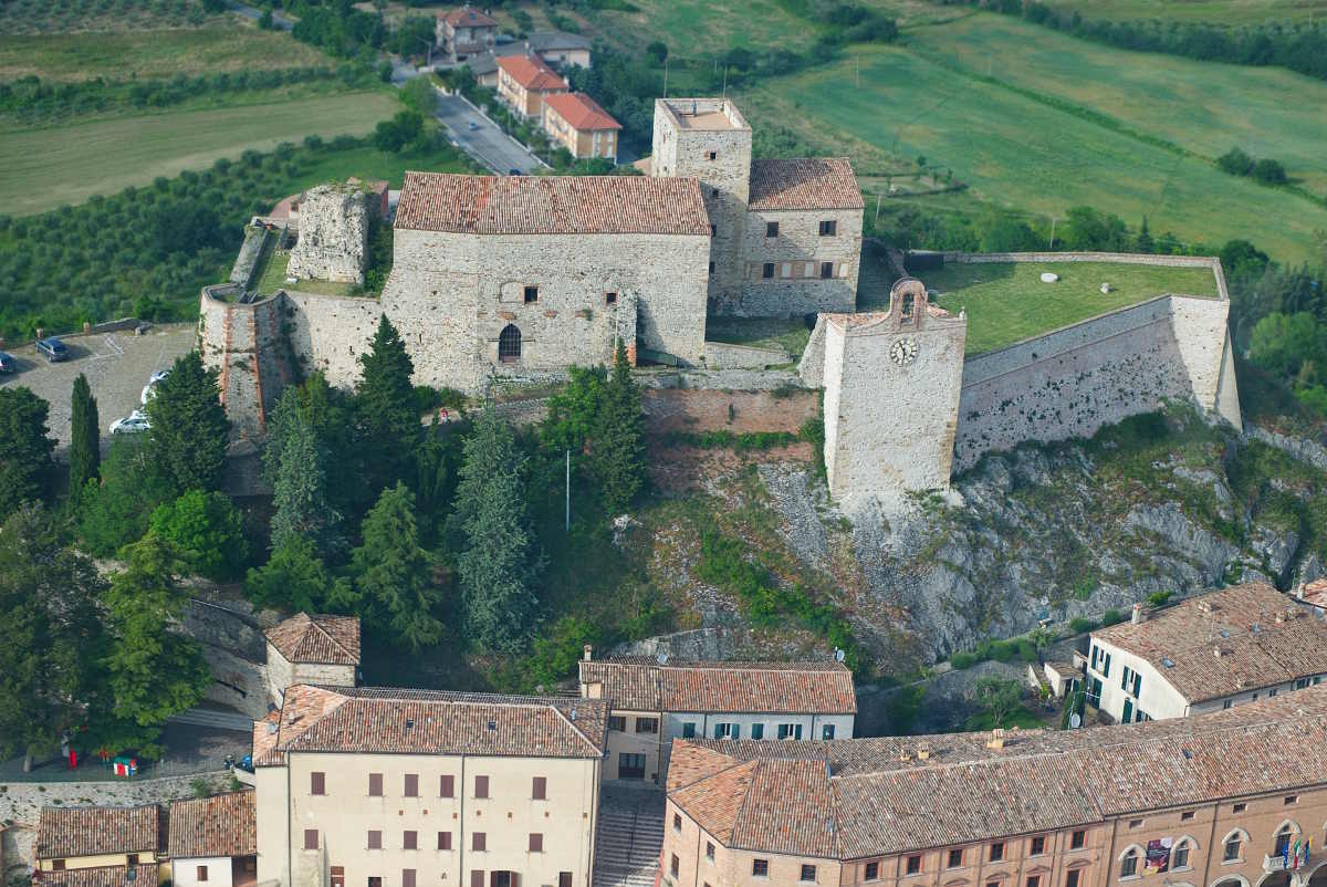  Il Borgo di Verucchio dall'alto entroterra di Rimini