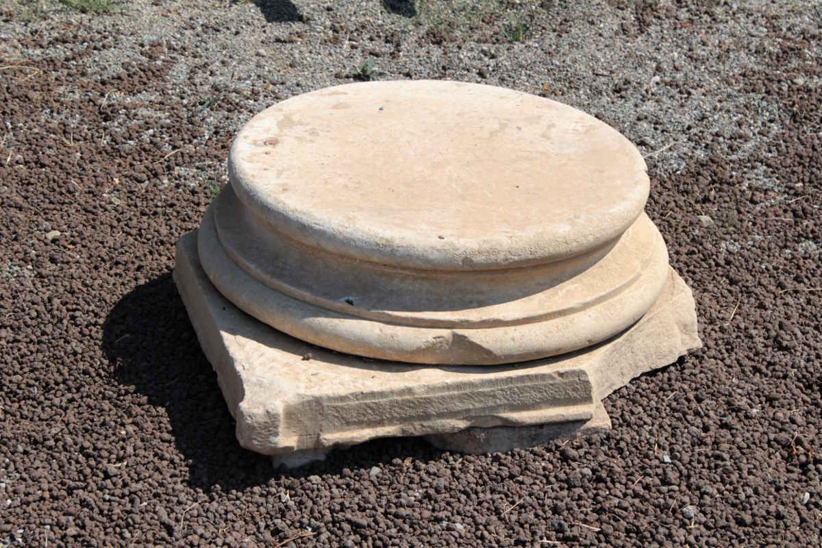Piedistallo di colonna marmorea nel sito di Casignana, Reggio Calabria
