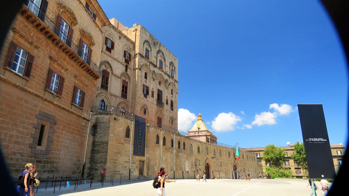 Facciata del Palazzo dei Normanni a Palermo da Piazza del Parlamento