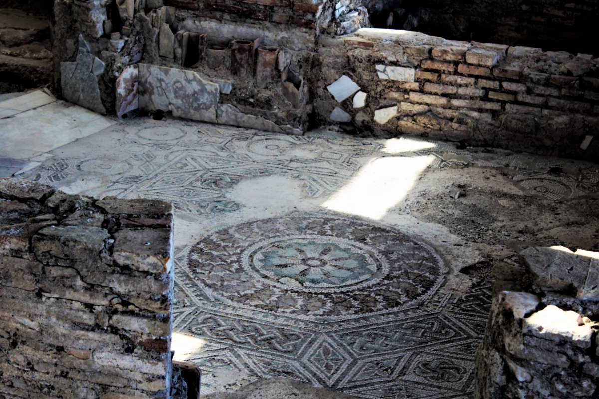 Mosaici nei pavimenti e marmi sulle pareti nell'area termale della Villa Romana di Casignana