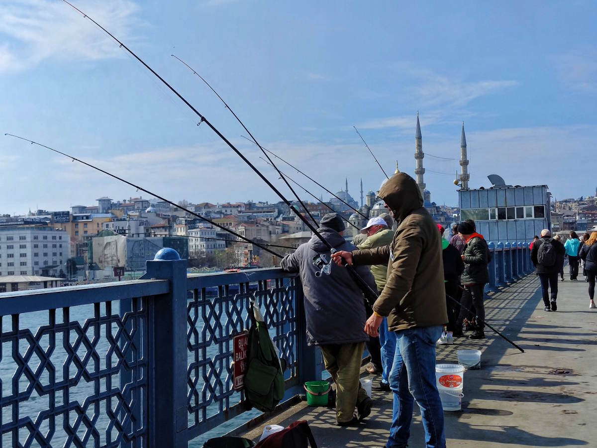 Informazioni utili per visitare Istanbul da soli - Pescatori al lavoro: Ponte di Galata sul Bosforo