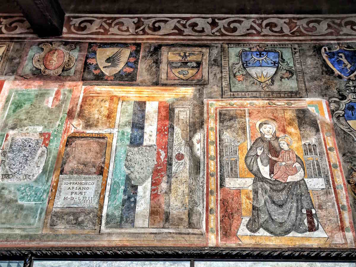 Affreschi sulle pareti della Galleria della Casa Museo del Podestà: Stemmi e Madonna