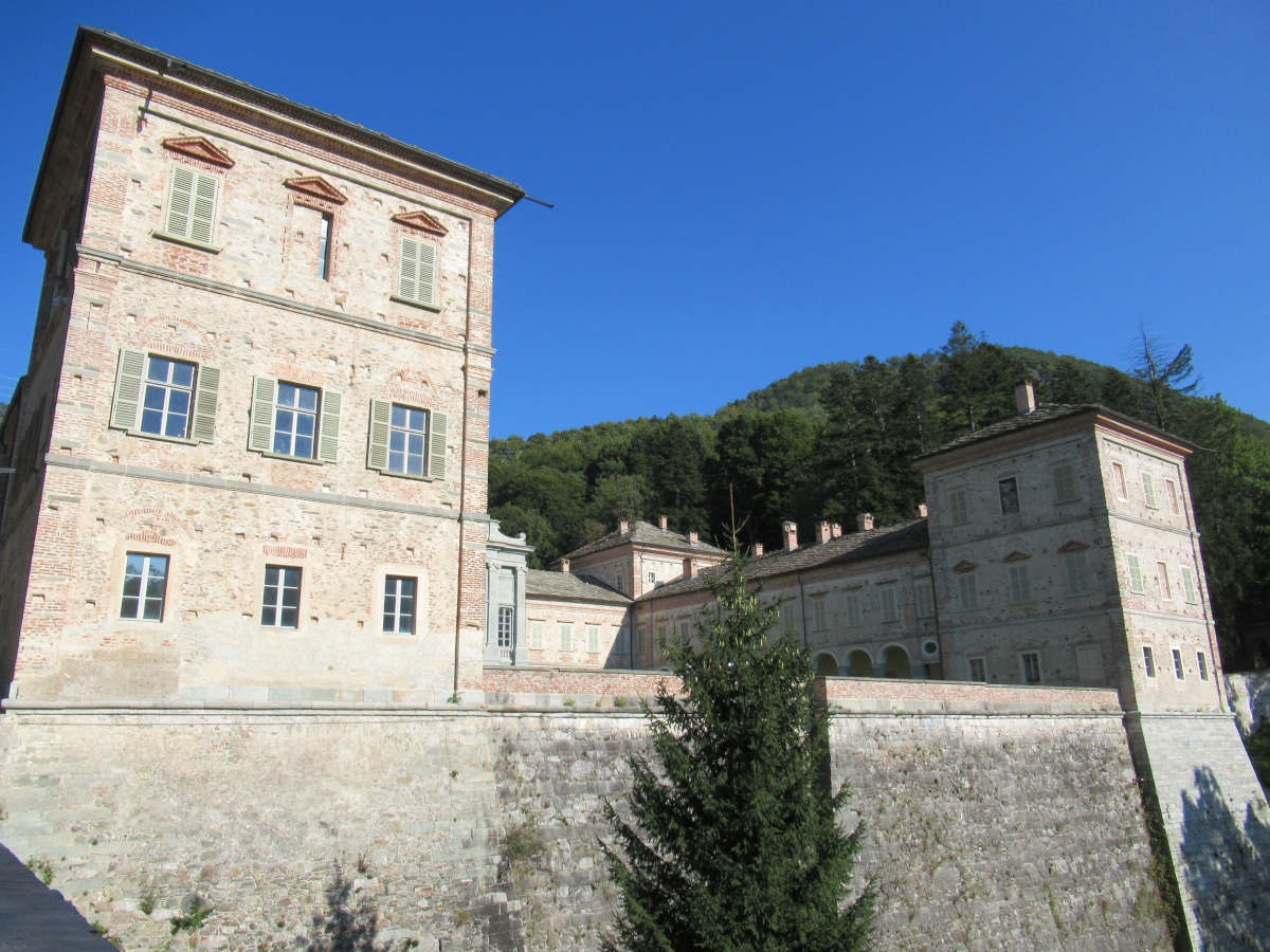 Castelli d'Italia imperdibili da visitare: Cortile del Castello di Casotto (CN)