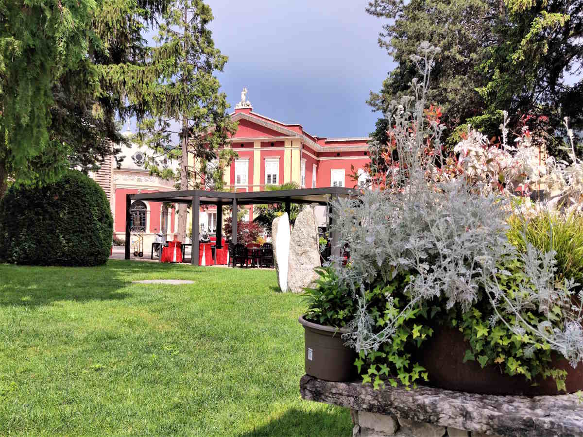 Esperienze enogastronomiche a Trento in un weekend: La facciata di Villa Madruzzo