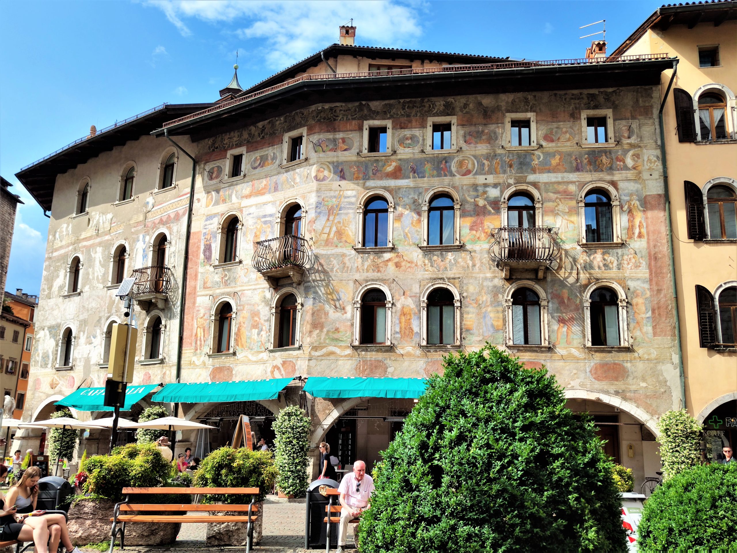 Weekend enogastronomico a Trento: Piazza Duomo e le facciate dipinte