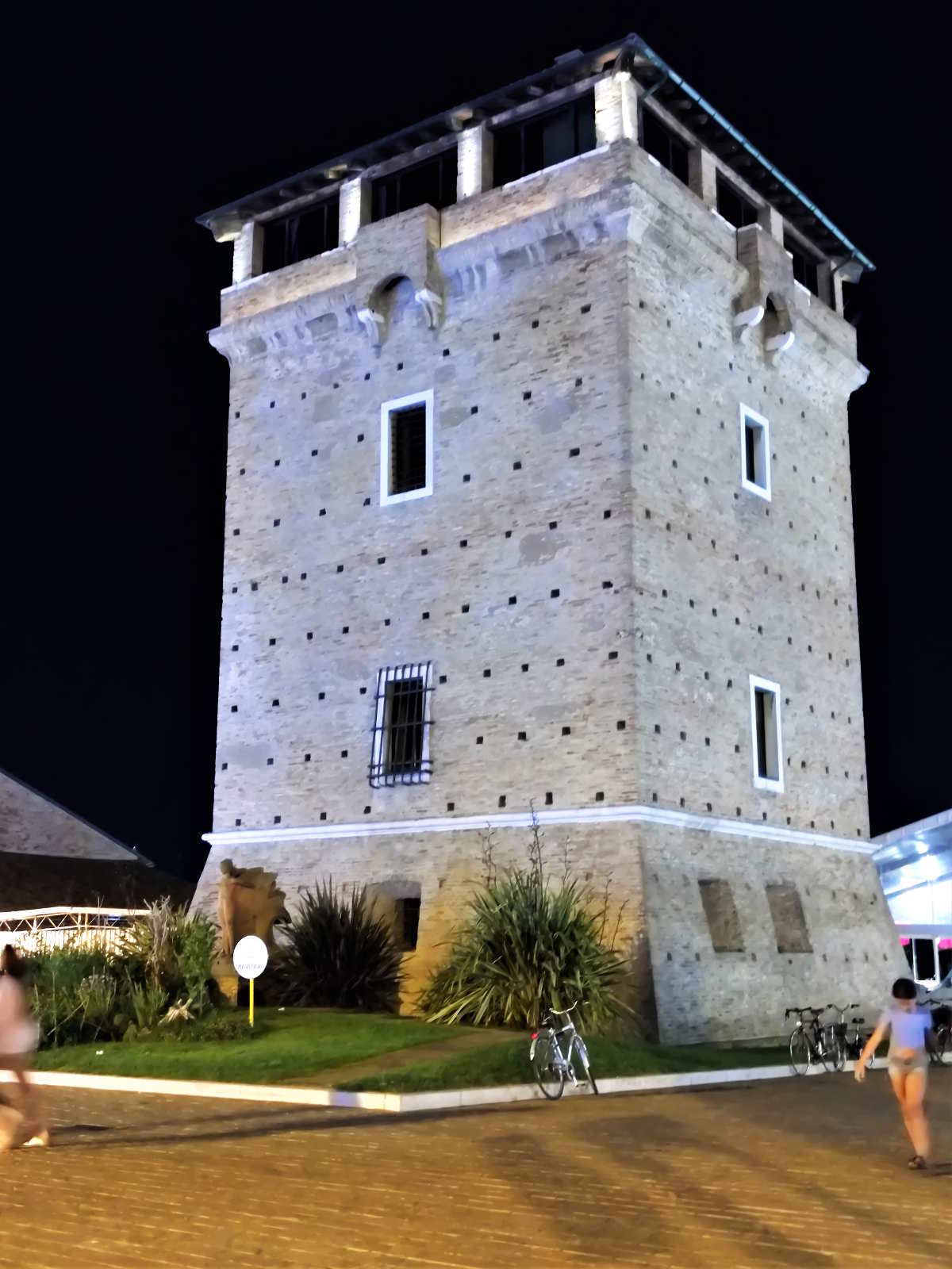  La Torre di San Michele a Cervia illuminata di notte