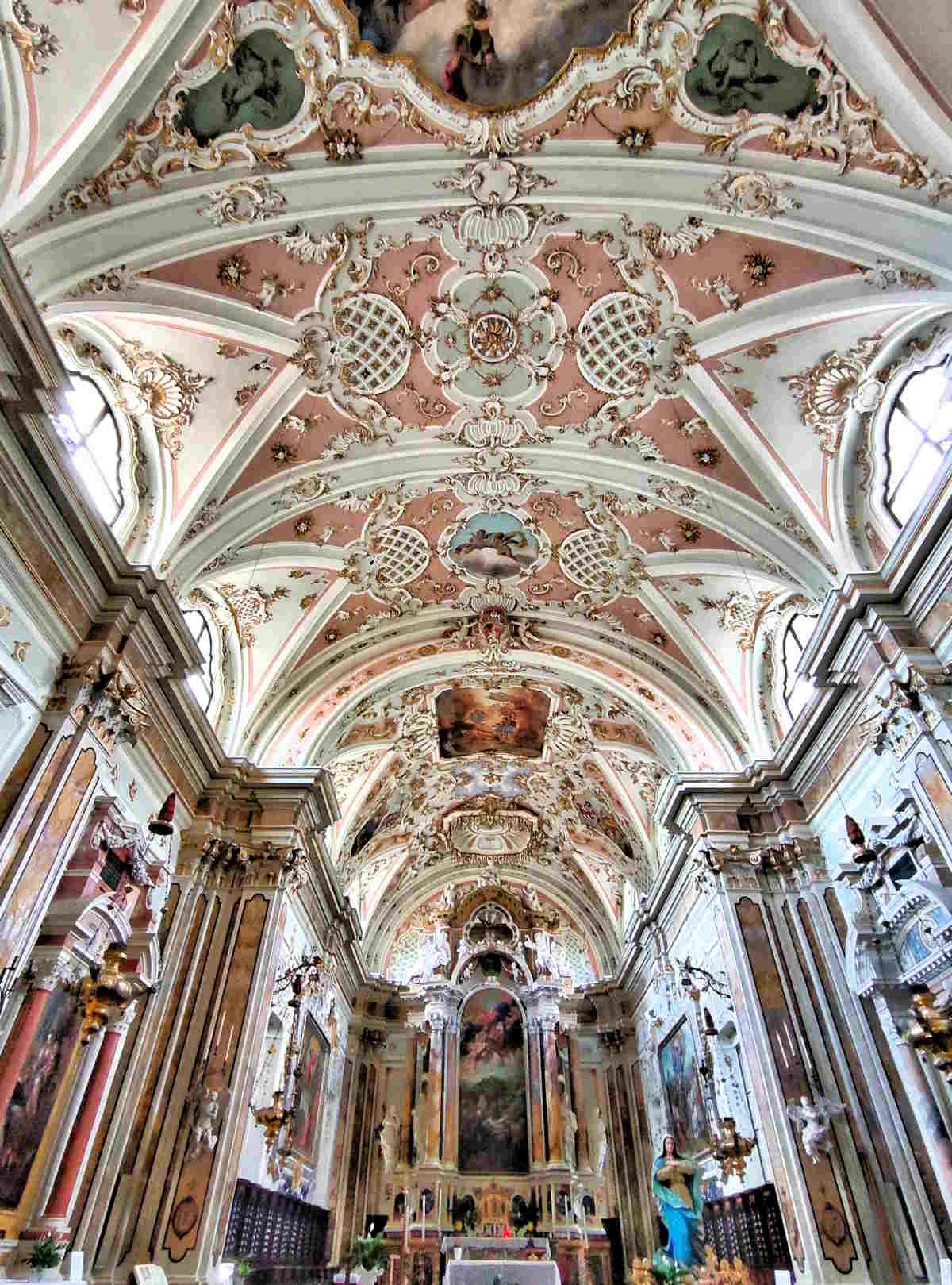 Villa Lagarina cosa vedere - Lo splendore del Barocco nella chiesa arcipretale di Santa Maria Assunta