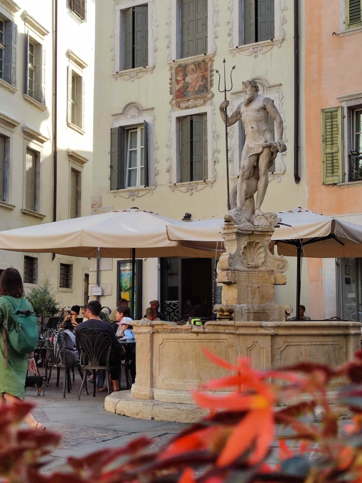 Cosa vedere e fare a Rovereto: Fra i luoghi imperdibili per fare una sosta, c'è Piazza Cesare Battisti, con la sua bella Fontana di Nettuno