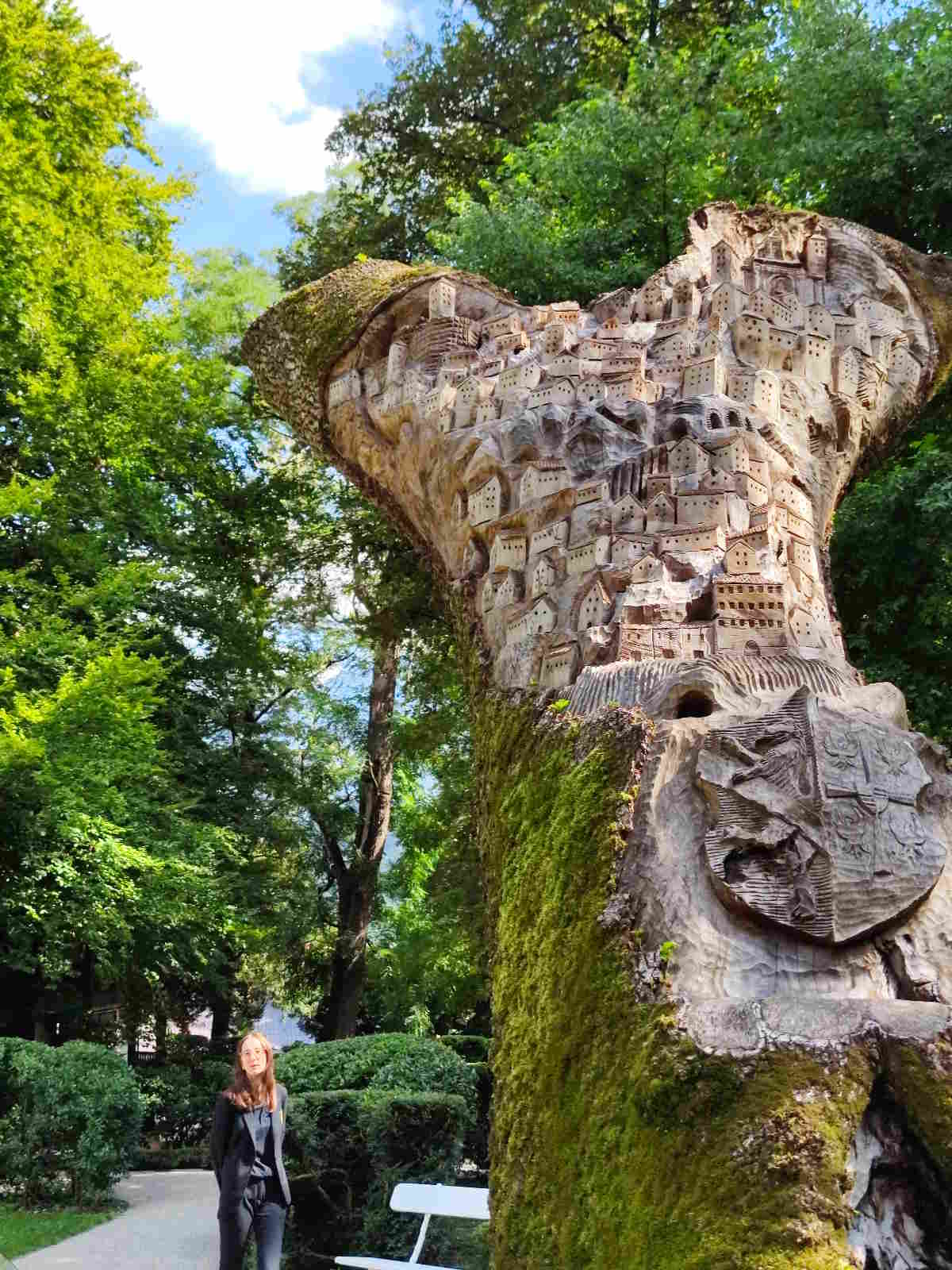 "Il Paese in un tronco", la scultura di Gandini nei giardini del Parco Guerrieri Gonzaga