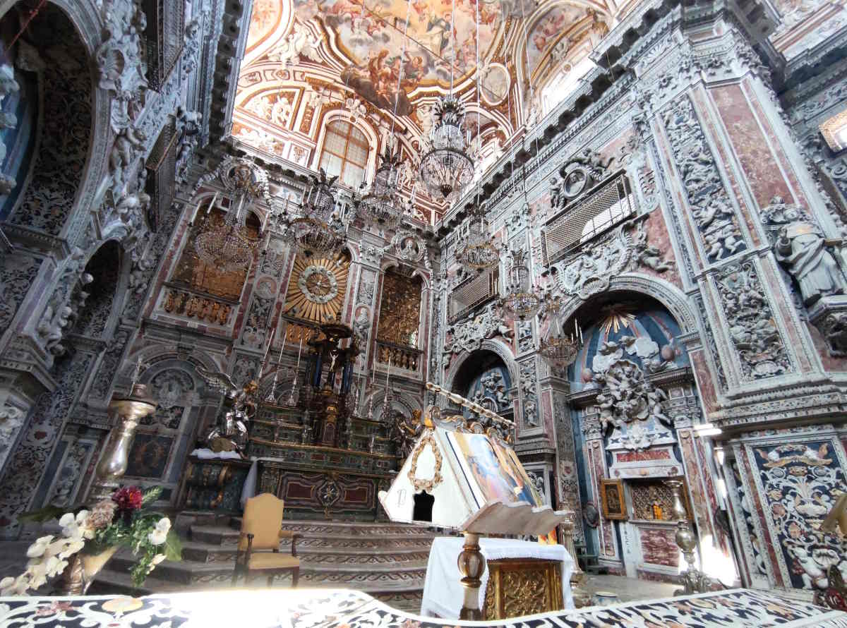 Altare barocco chiesa complesso monastico a Palermo