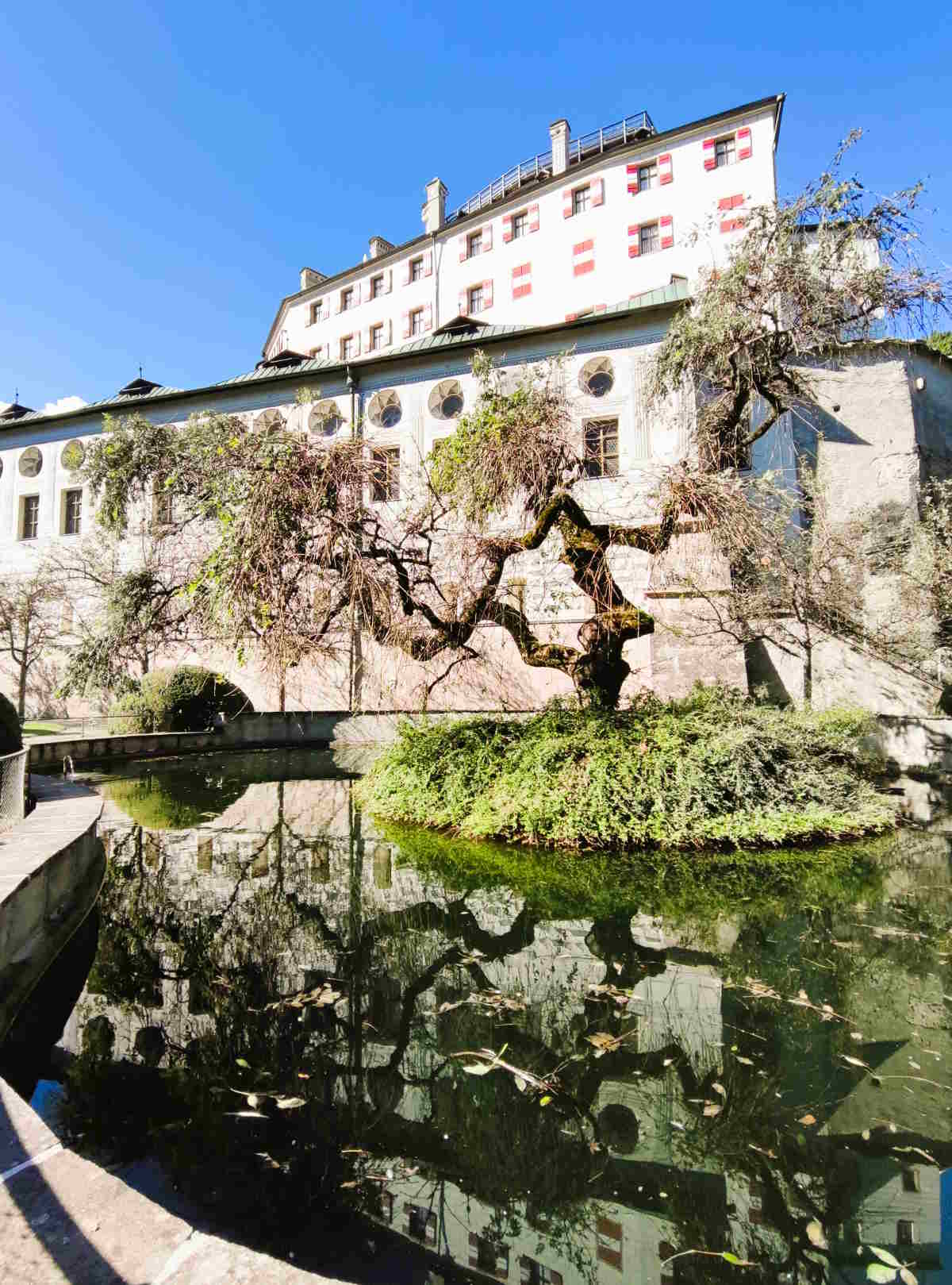 Cosa vedere nel Parco del Castello di Ambras a Innsbruck: Scorci del Laghetto e del maniero