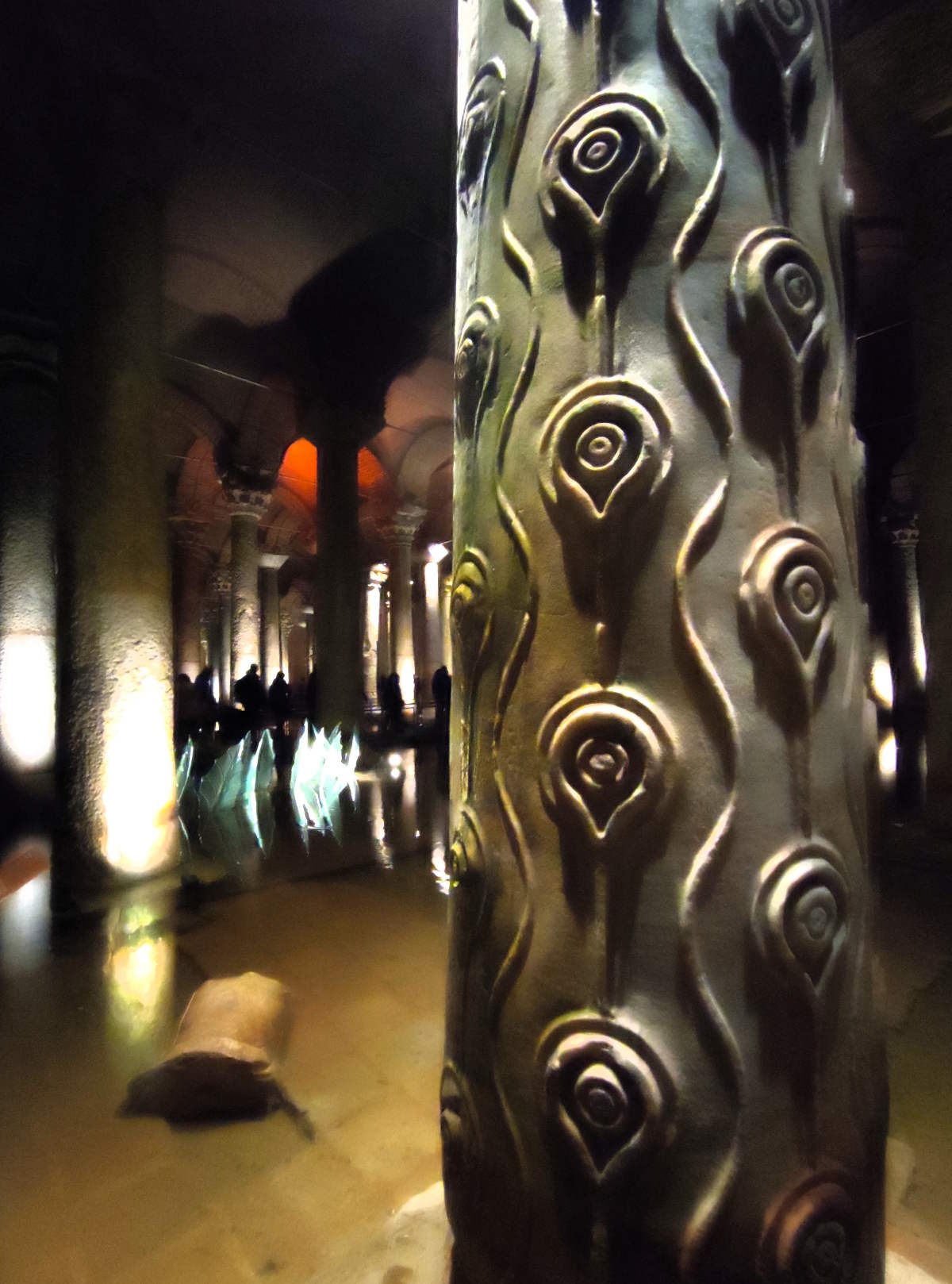 Cosa vedere a Istanbul in 3 o più giorni: La colonna lacrimale nella Basilica Cisterna