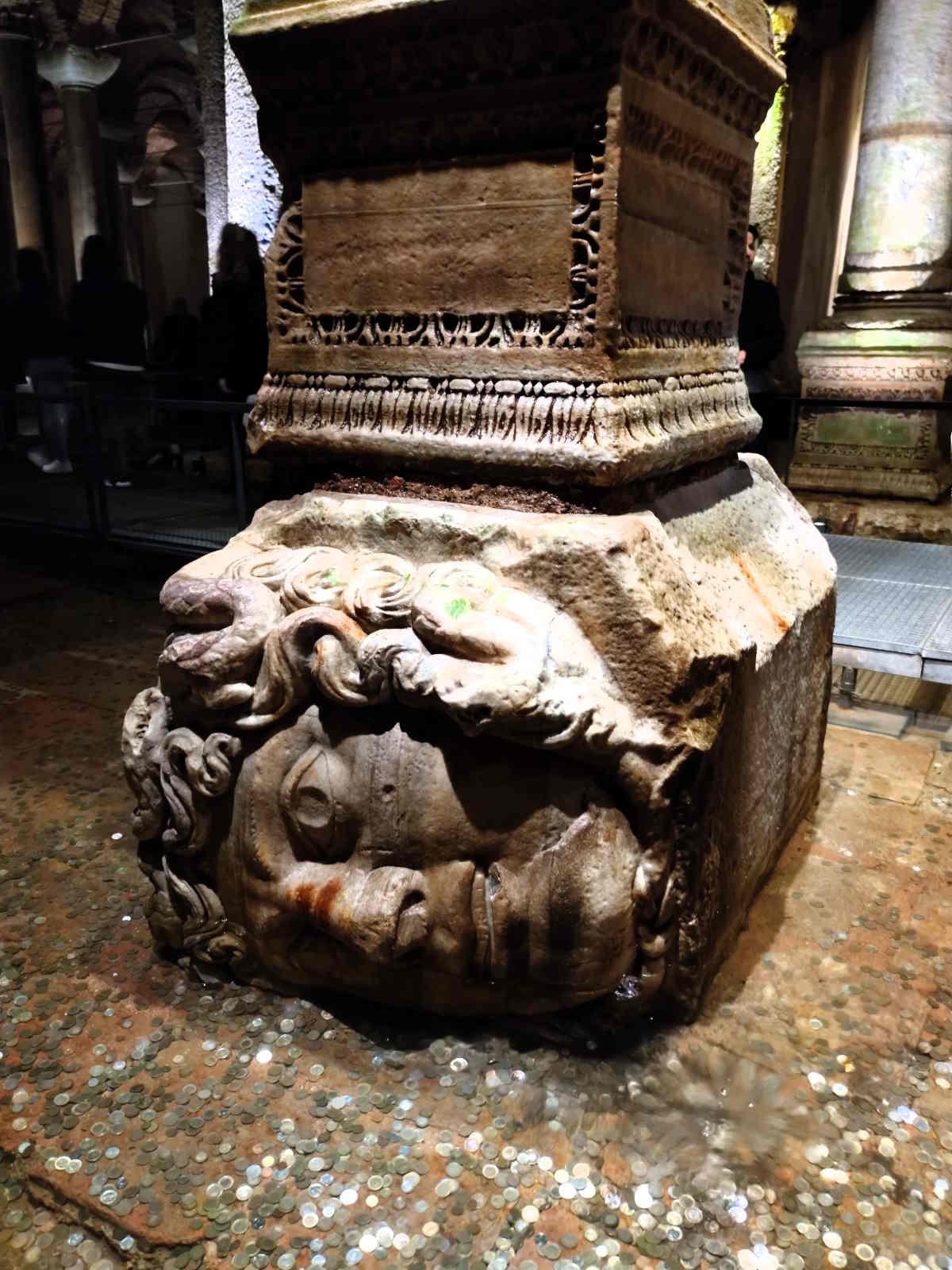 Cosa vedere fare a Istanbul in 3 o più giorni: Il capitello a forma di Medusa nella Basilica Cisterna