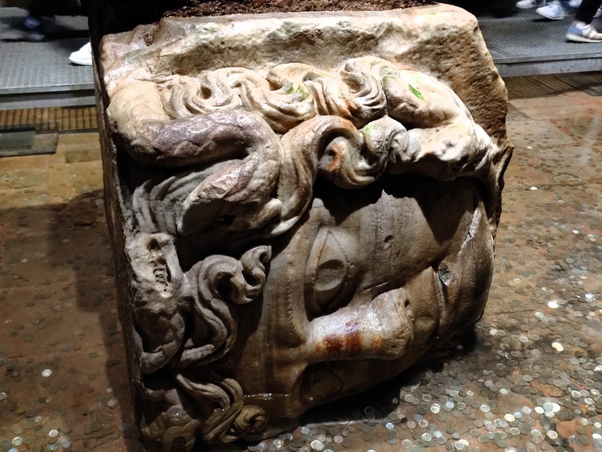 Particolari del capitello Medusa nella Basilica Cisterna