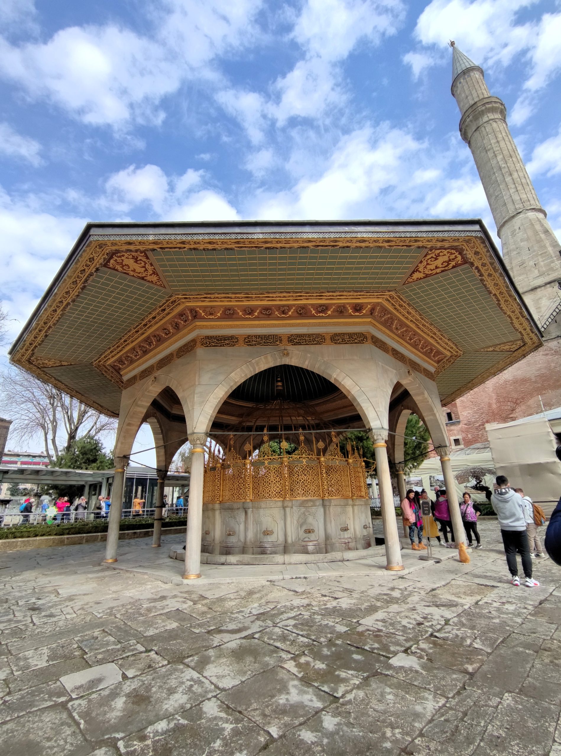 Cosa vedere a Istanbul in 3 o più giorni: La fontana per le abluzioni dinanzi alla Basilica/Moschea di Santa Sofia