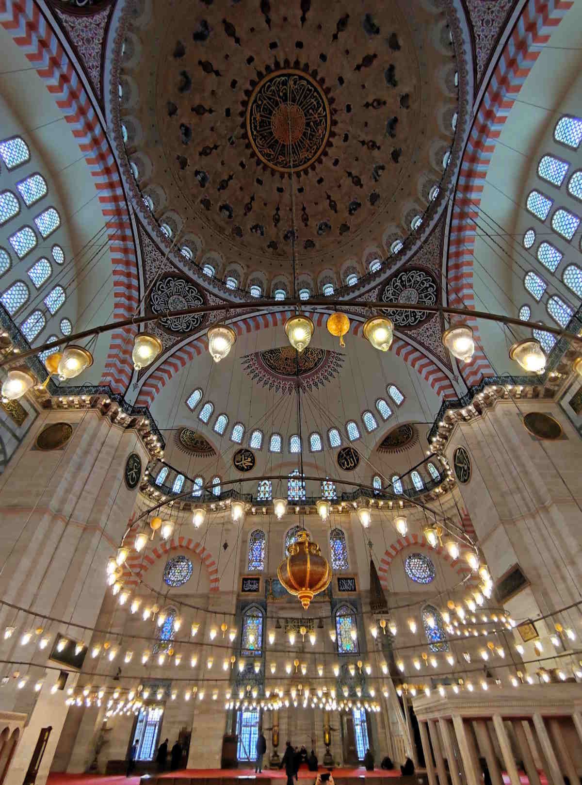 Volte e lampadari nella moschea del Solimano a Istanbul
