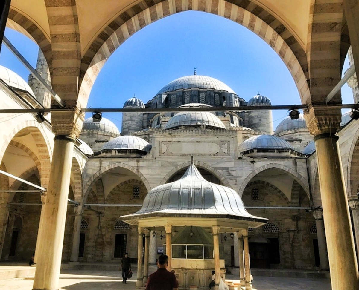 Il Cortile della Moschea di Sehzade a Istanbul