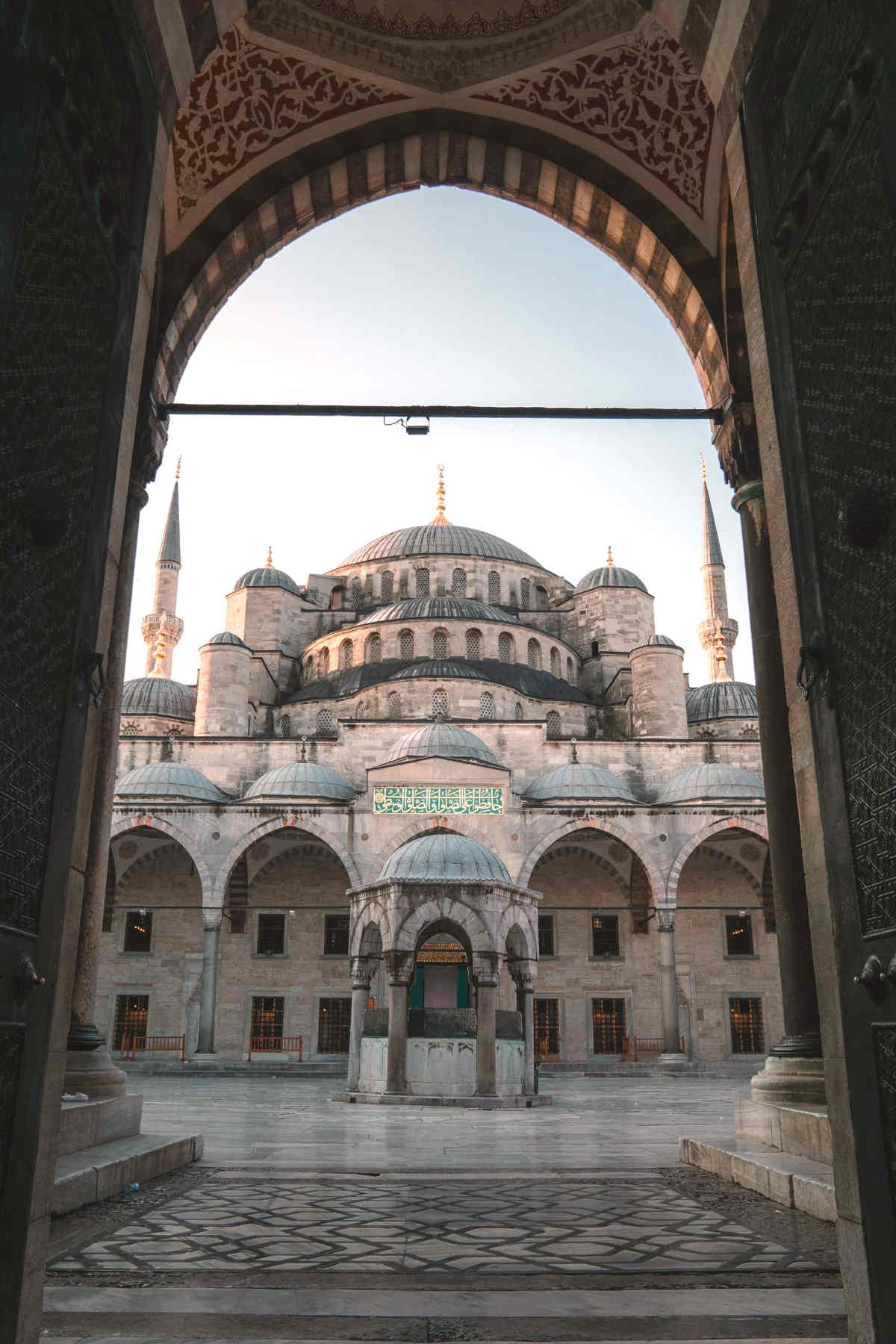 Visitare Istanbul: Ingresso nel Cortile della Moschea Blu