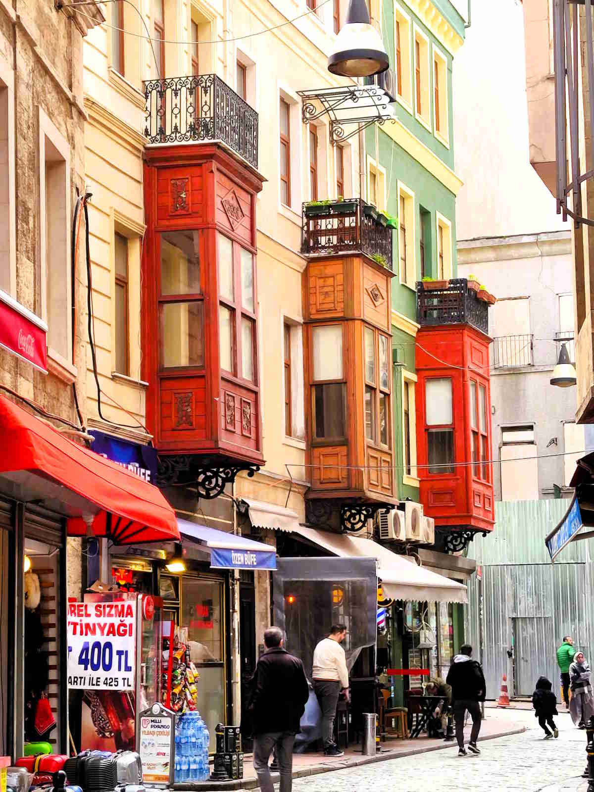 Visitare Istanbul: Scorci dell'antico Quartiere di Pera
