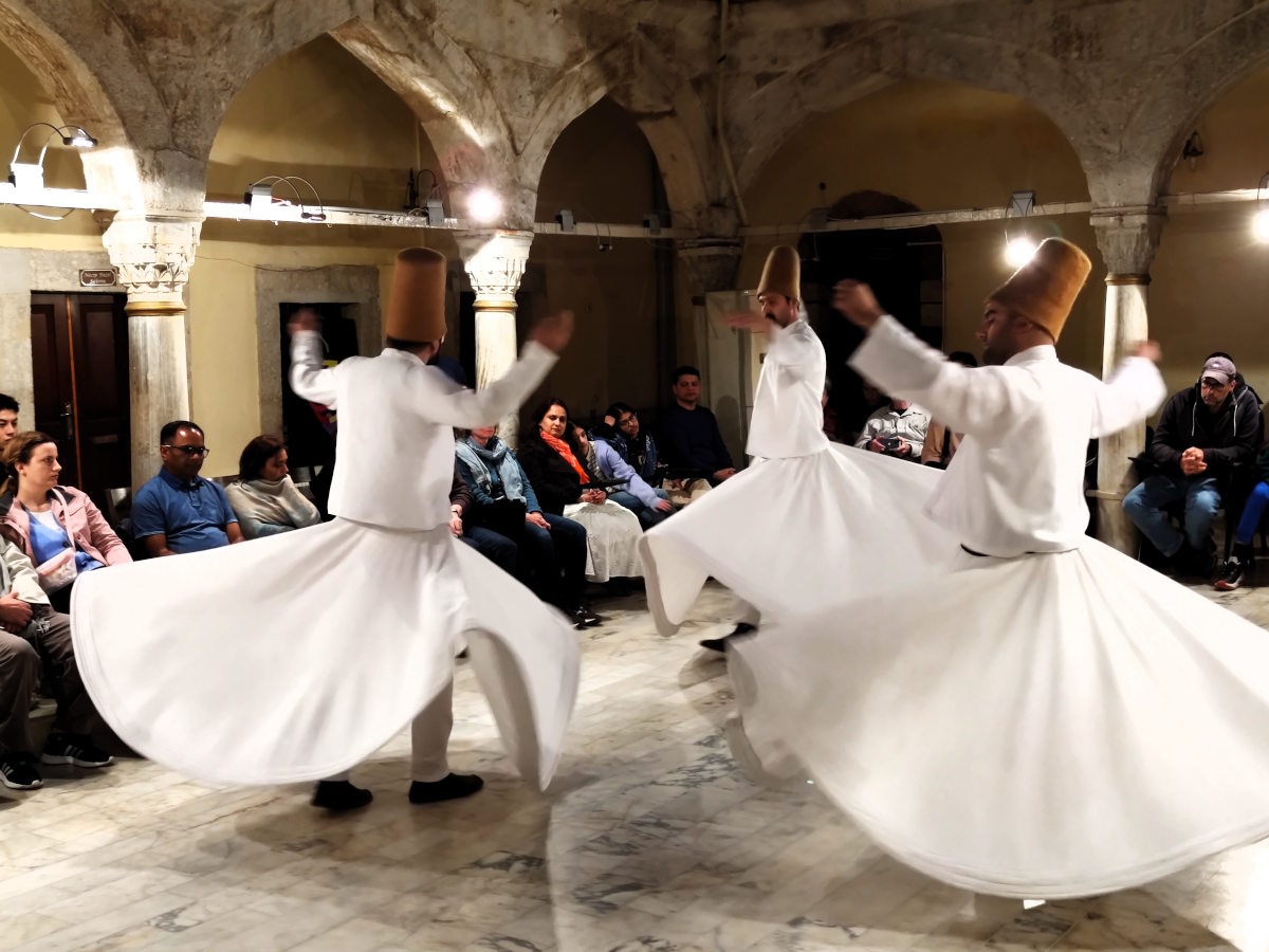 Dervisci danzanti al Centro Culturale Hodjapasha a Istanbul