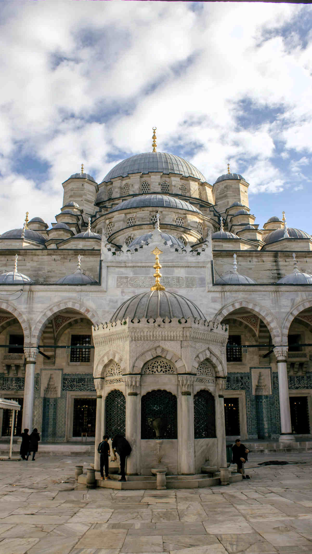 Cosa vedere e fare a Istanbul: Il Cortile della Yeni Camii, la Mosche Nuova.