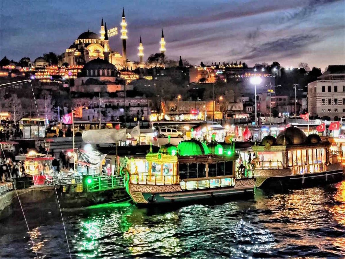 Guida a cosa vedere fare a Istanbul in 3 o più giorni: Panorama sul Corno d'Oro al tramonto dal Ponte di Galata