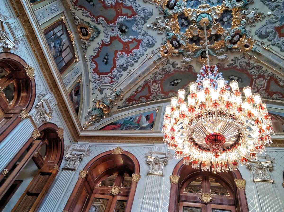 Visitare Istanbul: Soffitti e pareti decorate in un salone di Palazzo Dolmabahçe.