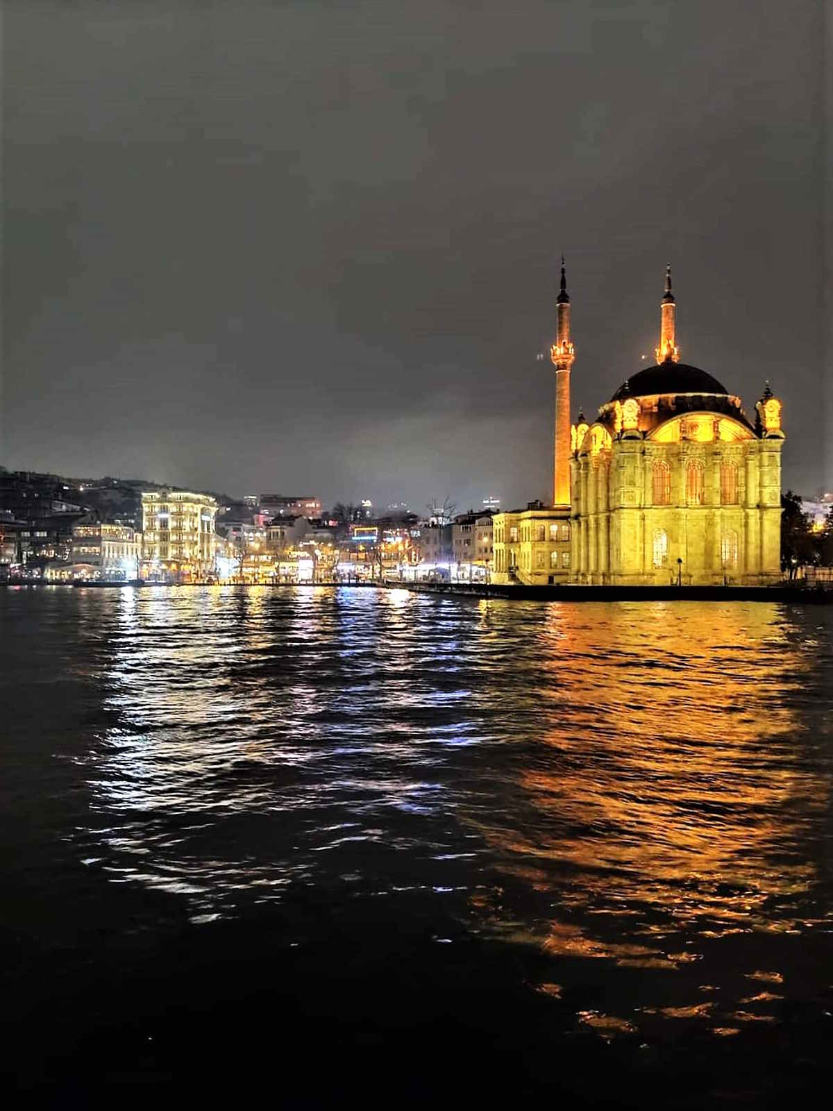 Cosa vedere e fare a Istanbul i 3 o più giorni? Immagini dalla navigazione sul Bosforo, un'esperienza imperdibile.