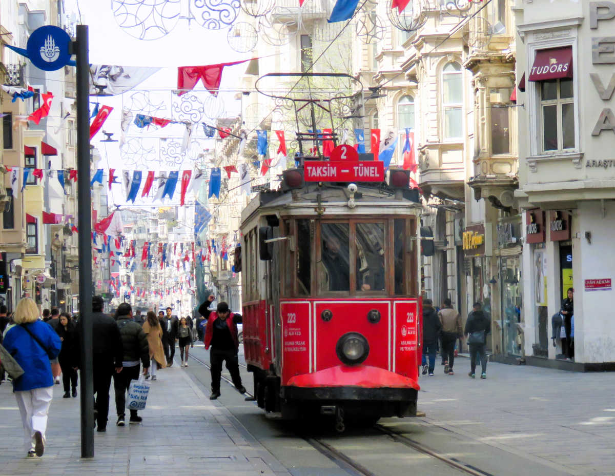  "il tram nostalgico" sulla Istiklal Caddesi a Istanbul