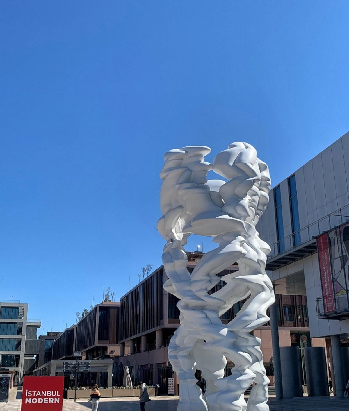 Scultura davanti al Museo di Arte Moderna a Galataport Istanbul