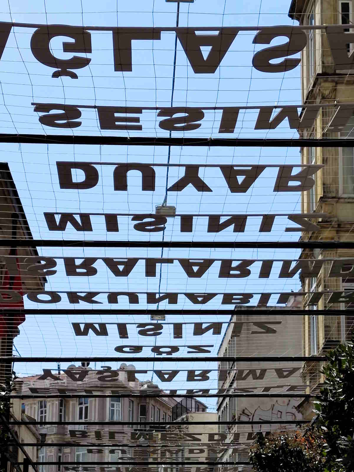 Poesie e parole "sospese" sulla Istiklal Caddesi