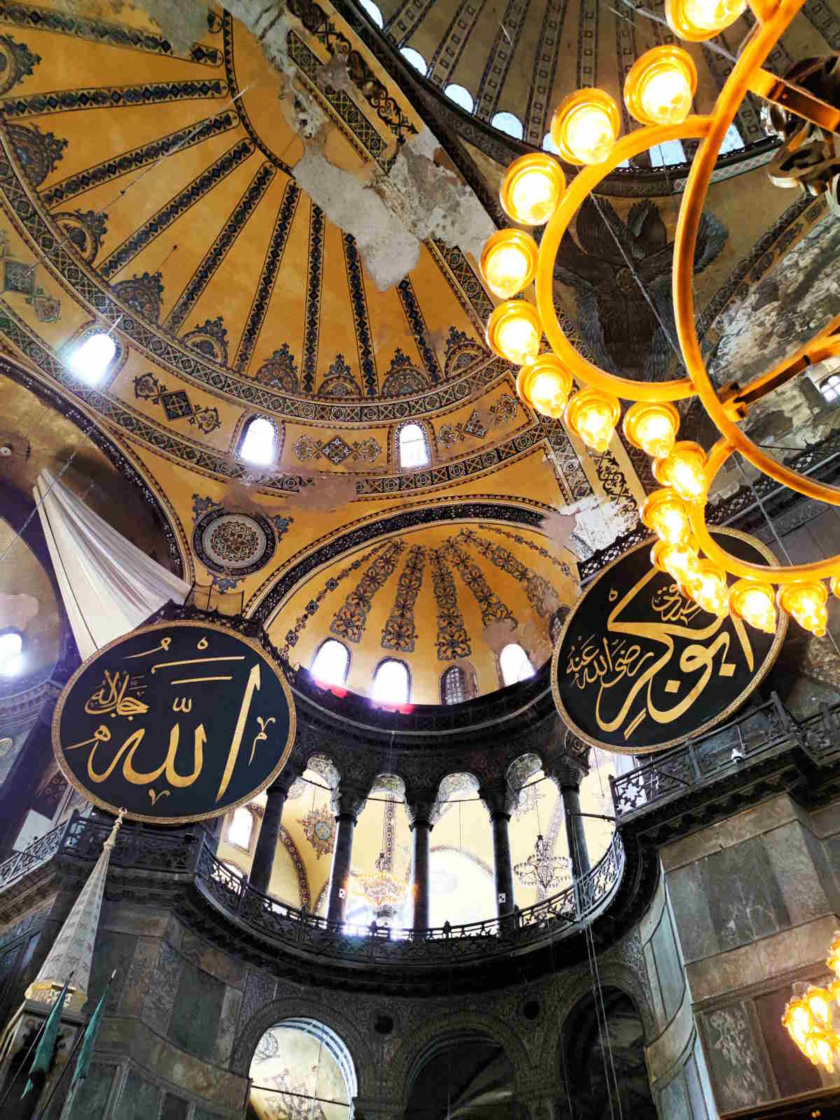 Visitare Istanbul: Le decorazioni calligrafiche e i mosaici a Hagia Sophia