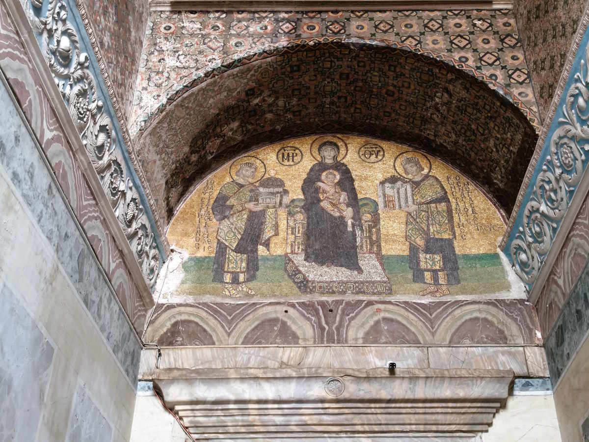 Il mosaico della Madonna con il bambino, all'uscita di Hagia Sophia.