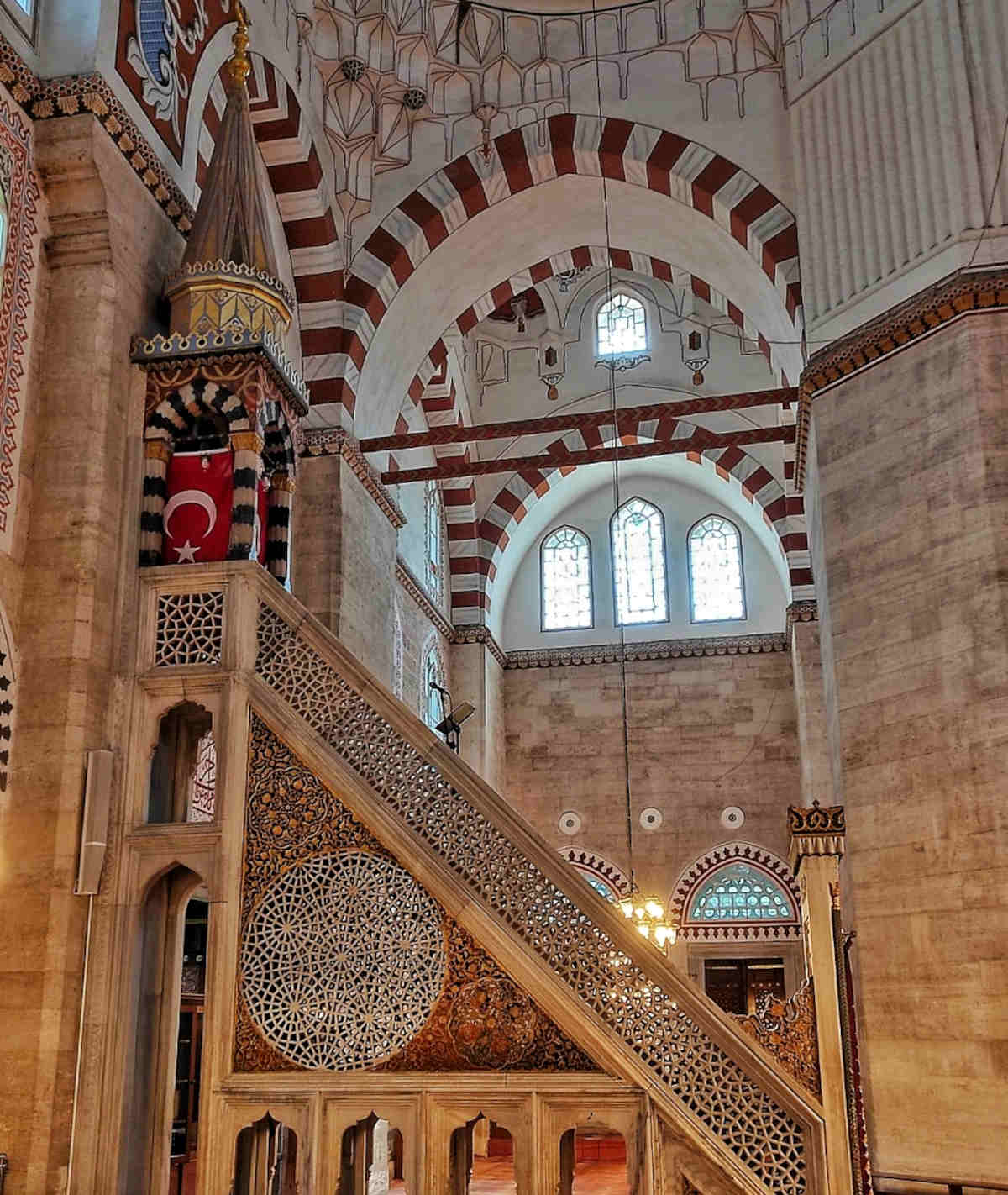 Visitare Istanbul in 3 o più giorni: Elementi architettonici (pulpito) nella moschea di Sehzade