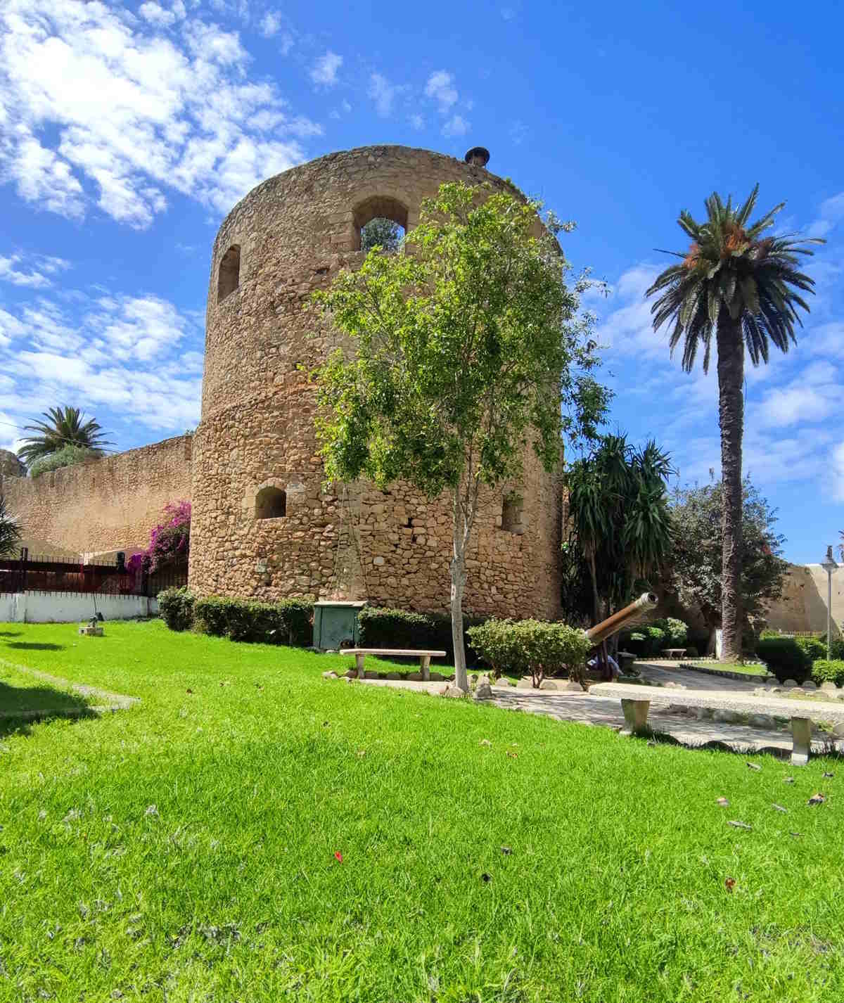 Cosa vedere ad Asilah: I bastioni e la fortezza portoghese visti dell'esterno della medina Cosa vedere ad Asilah: I bastioni e la fortezza portoghese visti dell'esterno della medina