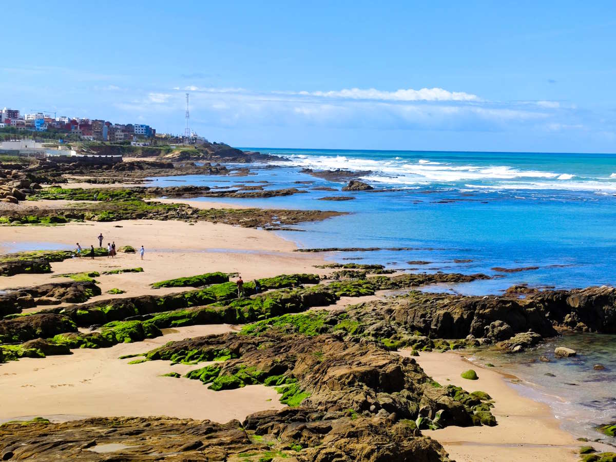 Spiagge dorate ed oceano che contornano la fortezza e la medina di Asilah in Marocco Spiagge dorate ed oceano che contornano la fortezza e la medina di Asilah in Marocco