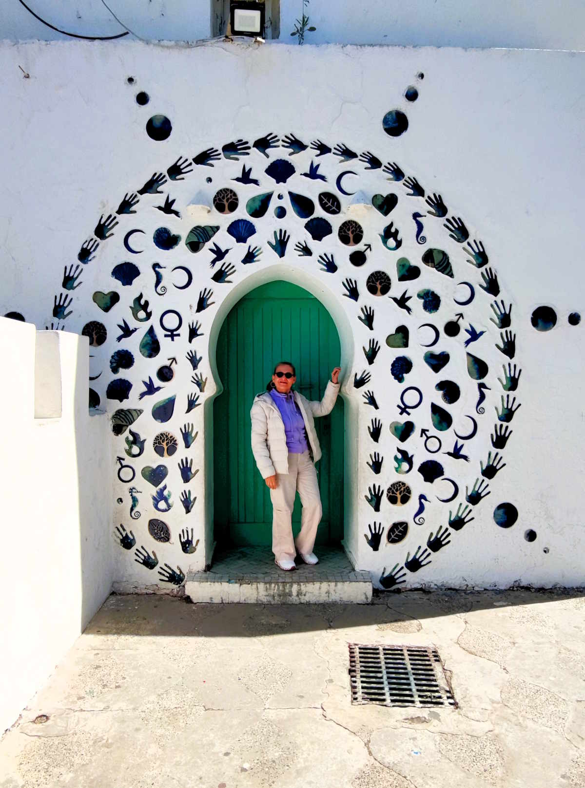 Cosa vedere fare a Asilah o Assilah: decorazioni su di una porta, eseguite durante il Festival d'Arte del 2017 Cosa vedere fare a Asilah o Assilah: decorazioni su di una porta, eseguite durante il Festival d'Arte del 2017
