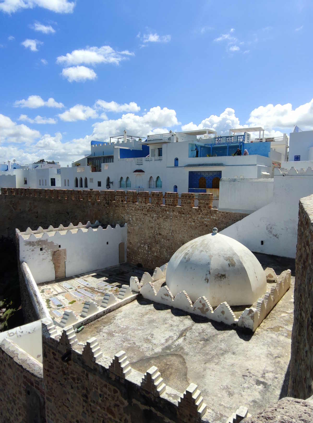I bastioni della torre di Lakrikia, il Marabutto di Sidi Ahmed Ibn Moussa e le tombe di Sidi Mansour ricoperte da zeligge. I bastioni della torre di Lakrikia, il Marabutto di Sidi Ahmed Ibn Moussa e le tombe di Sidi Mansour ricoperte da zeligge.