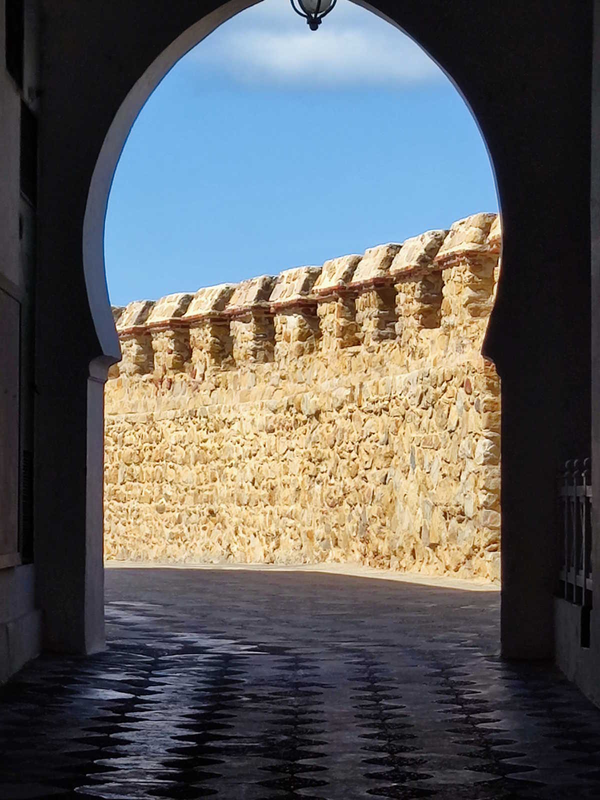 Cosa vedere ad Asilah: Le alte mura fortificate al perimetro della medina Cosa vedere ad Asilah: Le alte mura fortificate al perimetro della medina