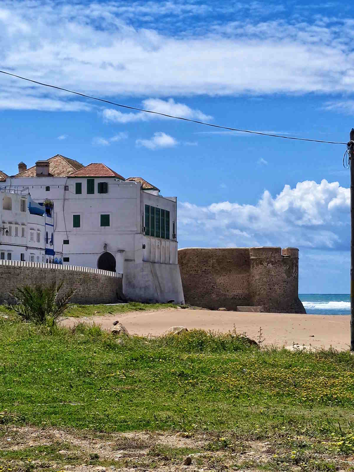 I bastioni e le mura della fortezza portoghese e la medina Assilah dalla spiaggia I bastioni e le mura della fortezza portoghese e la medina Assilah
