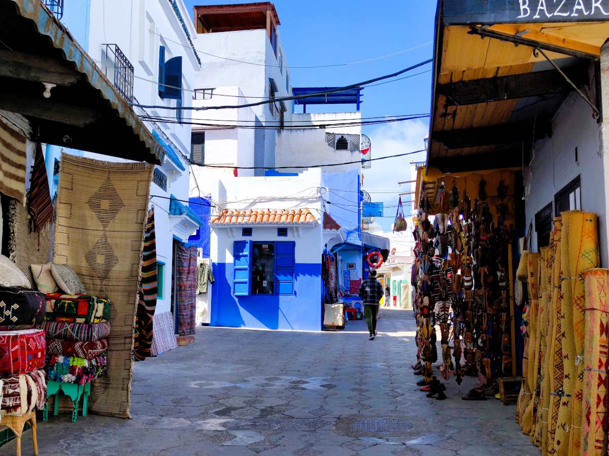 Visitare Asilah: Scorci della medina con i suoi colori e negozi Visitare Asilah: Scorci della medina con i suoi colori e negozi