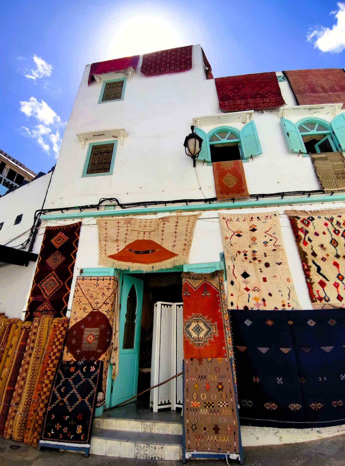 Cosa vedere e fare ad Asilah: Girare fra le sue vie della medina per cogliere la bellezza di scorci come questo! Cosa vedere e fare ad Asilah: Girare fra le sue vie della medina per cogliere la bellezza di scorci come questo!
