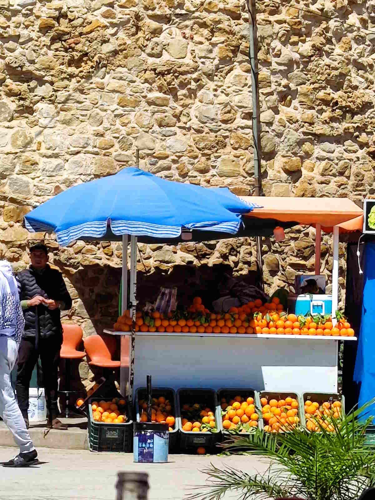 Chioschetto ambulante all'esterno della medina Chioschetto ambulante all'esterno della medina