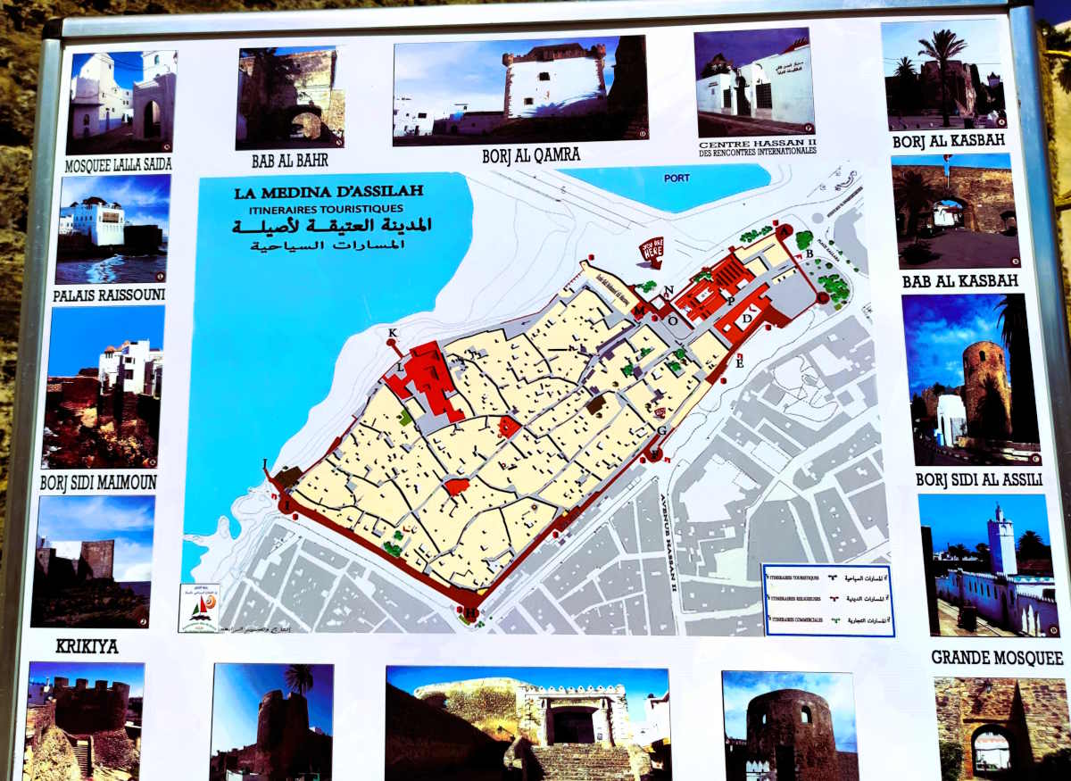 Cosa vedere a Asilah: Una mappa turistica all'ingresso della medina Cosa vedere a Asilah: Una mappa turistica all'ingresso della medina