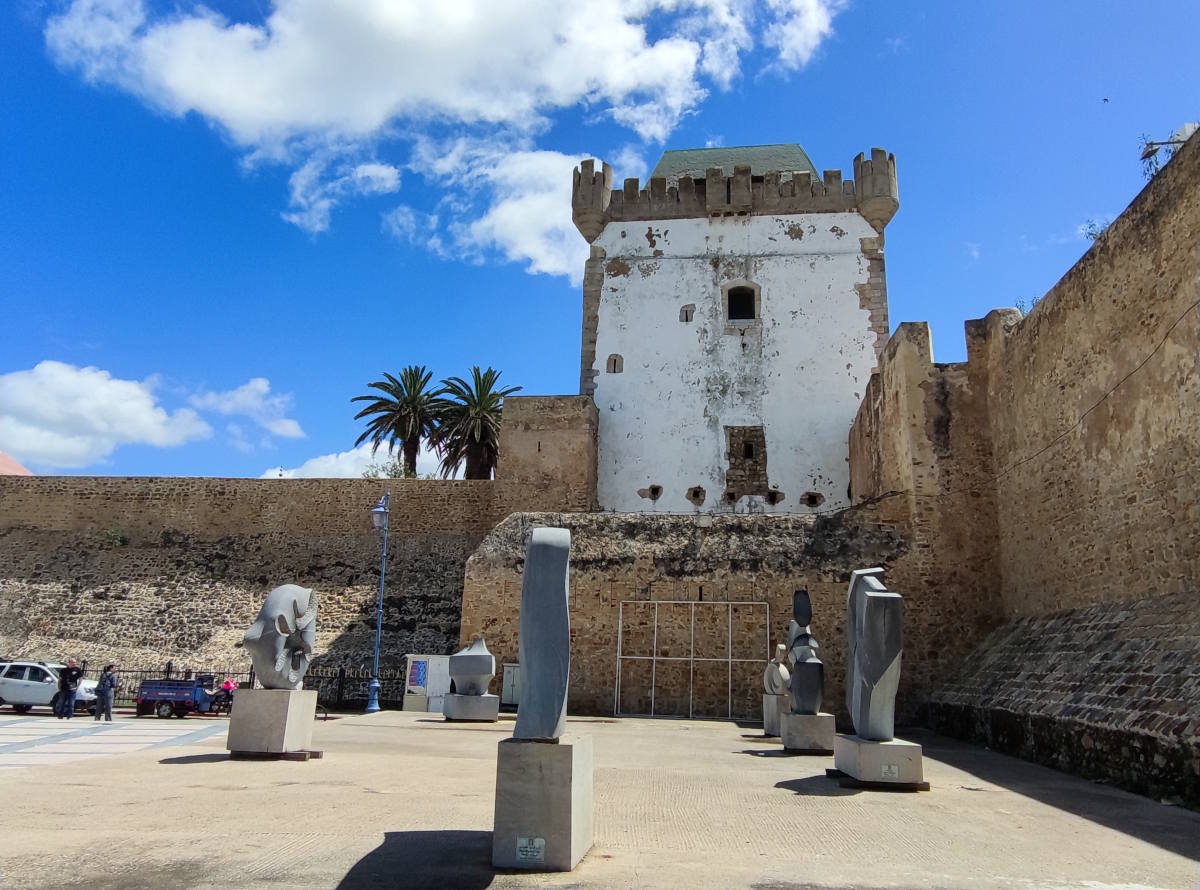Asilah: La “piazza delle Sculture” all'esterno delle mura e la torre di Al-Kamra Asilah: La “piazza delle Sculture” all'esterno delle mura e la torre di Al-Kamra