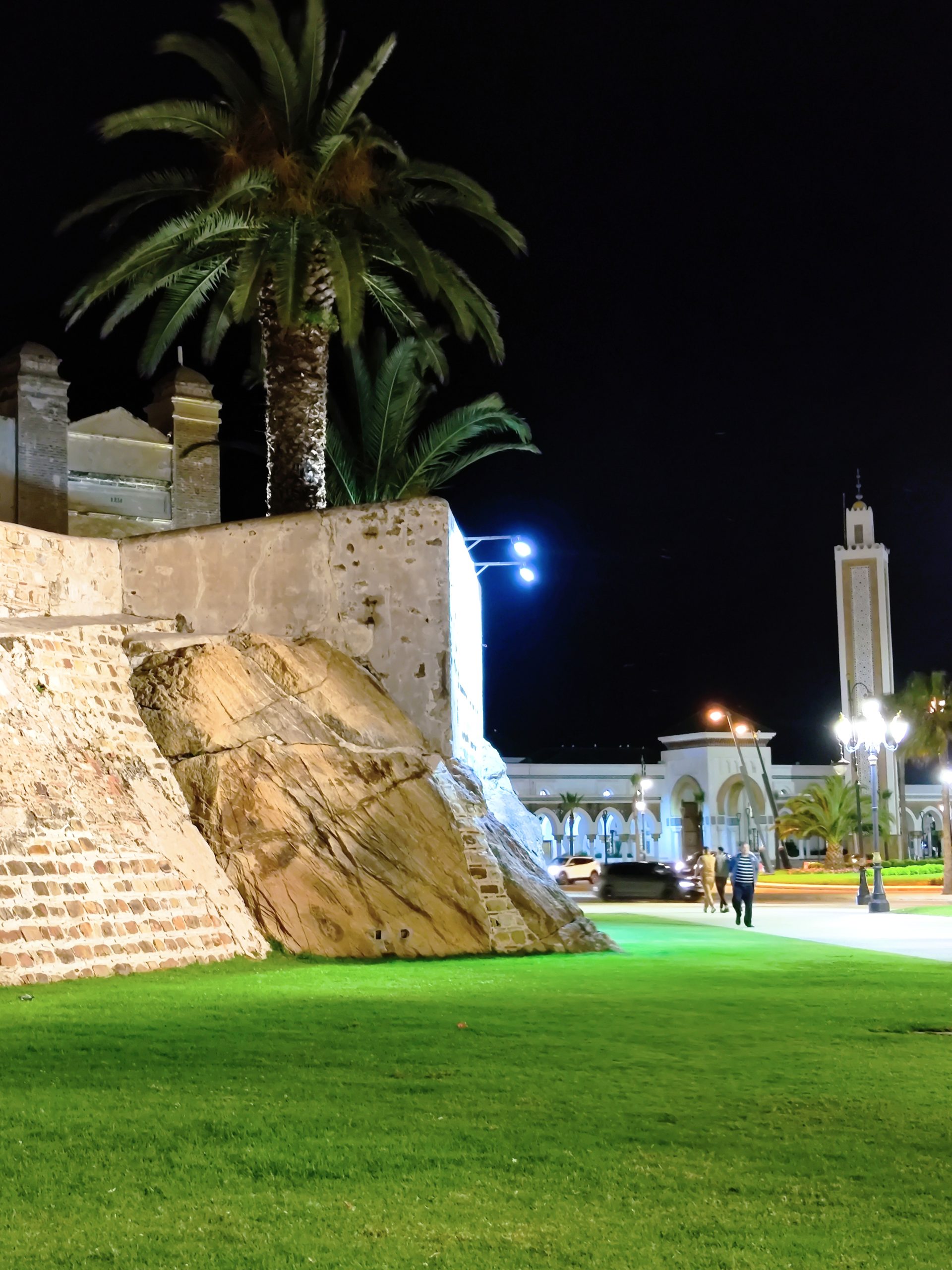 Visitare Tangeri: I bastioni e la moschea nella zona portuale di Tangeri Ville Visitare Tangeri: I bastioni e la moschea nella zona portuale di Tangeri Ville