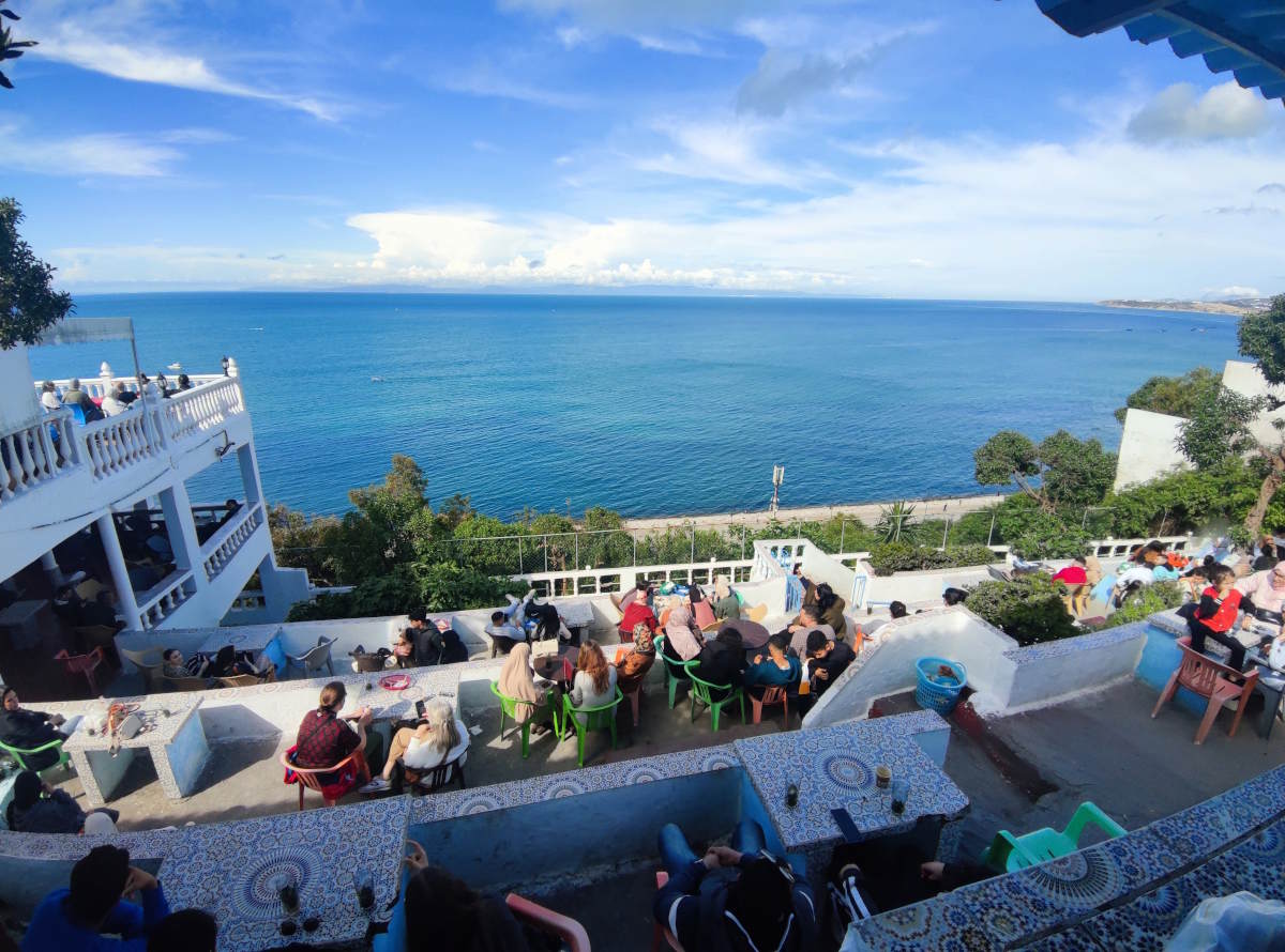 Terrazza con vista al Café Hafa, simbolo di Tangeri Terrazza con vista al Café Hafa, simbolo di Tangeri