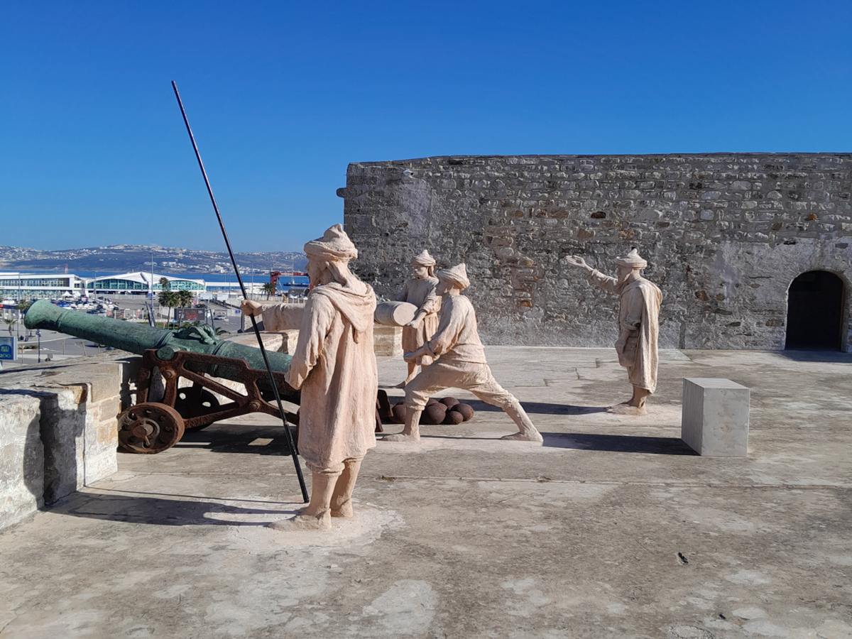 Uno sguardo dai bastioni all'interno del Centro d'Interpretazione delle Fortificazioni a Tangeri Uno sguardo dai bastioni all'interno del Centro d'Interpretazione delle Fortificazioni a Tangeri