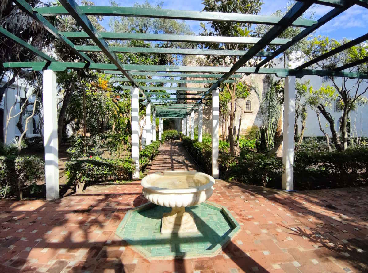 Fontana e verde nel giardino “Riad As Sultan" nel Museo della Kasbah a Tangeri Fontana e verde nel giardino “Riad As Sultan" nel Museo della Kasbah a Tangeri